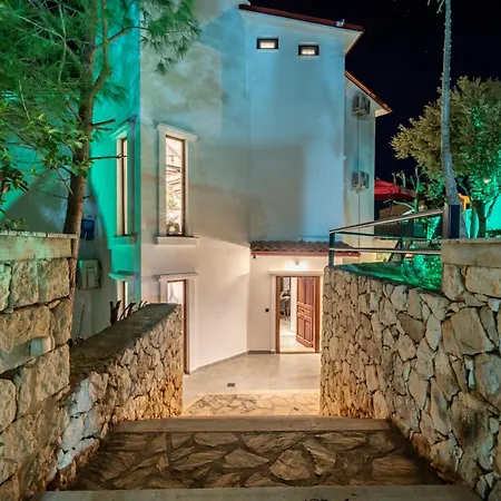 别墅 Spacious Centrally Located 4-Bedroom Villa With Sea Views And Pool Heating 卡斯