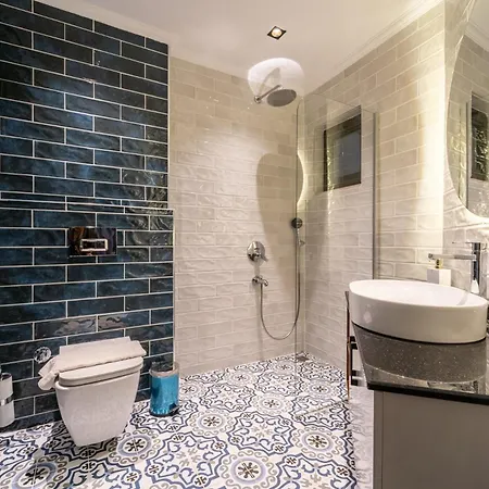 Spacious Centrally Located 4-Bedroom Villa With Sea Views And Pool Heating 卡斯