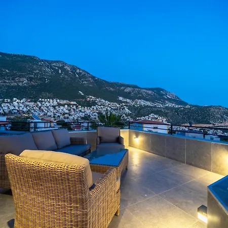 别墅 Spacious Centrally Located 4-Bedroom Villa With Sea Views And Pool Heating *