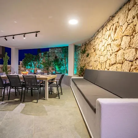 Spacious Centrally Located 4-Bedroom Villa With Sea Views And Pool Heating