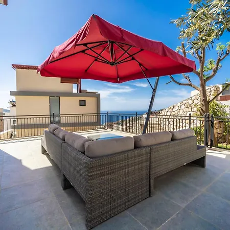 别墅 Spacious Centrally Located 4-Bedroom Villa With Sea Views And Pool Heating