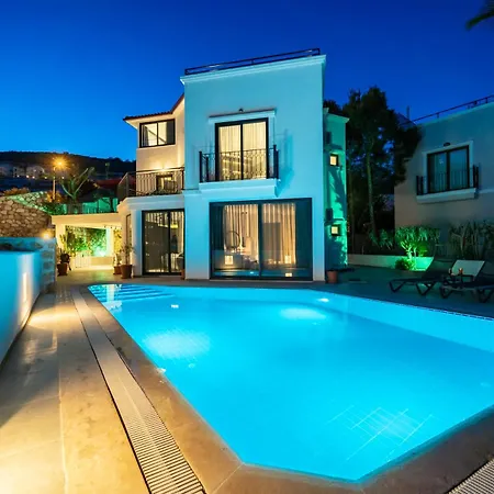 Spacious Centrally Located 4-Bedroom Villa With Sea Views And Pool Heating 卡斯