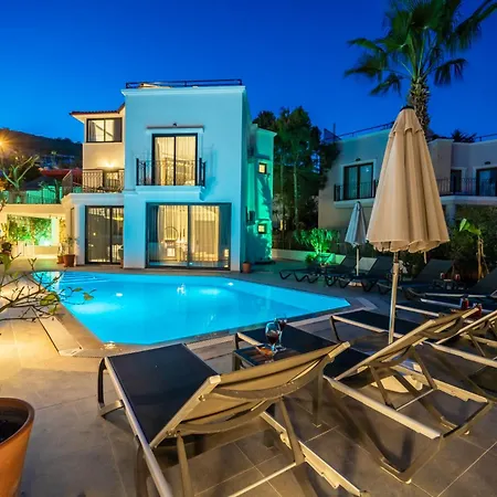 Spacious Centrally Located 4-Bedroom Villa With Sea Views And Pool Heating *