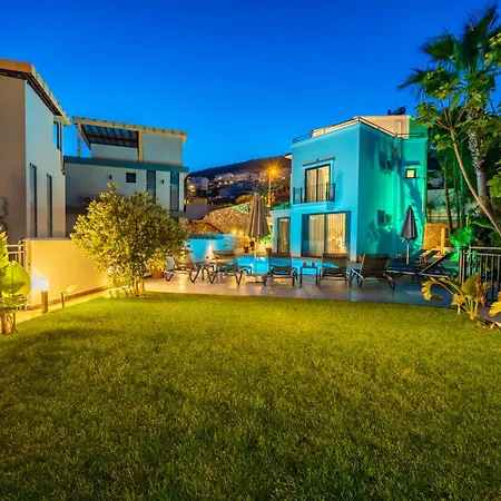 Spacious Centrally Located 4-Bedroom Villa With Sea Views And Pool Heating