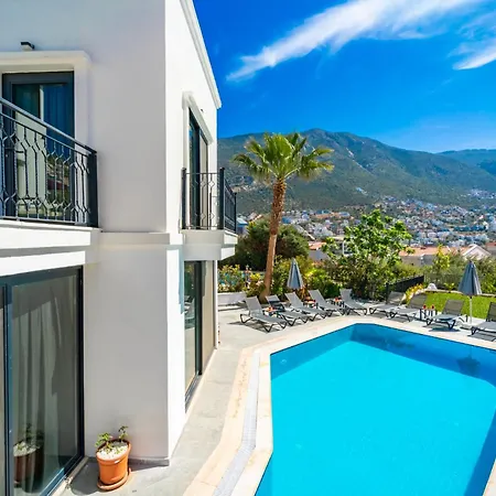 Spacious Centrally Located 4-Bedroom Villa With Sea Views And Pool Heating * 卡斯