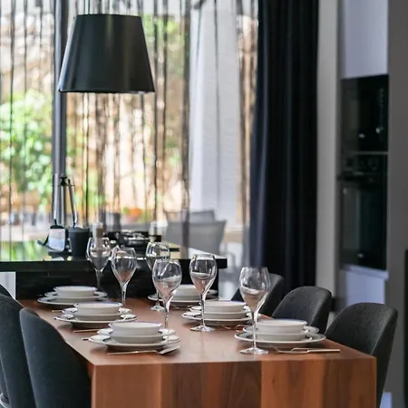Spacious Centrally Located 4-Bedroom Villa With Sea Views And Pool Heating 别墅