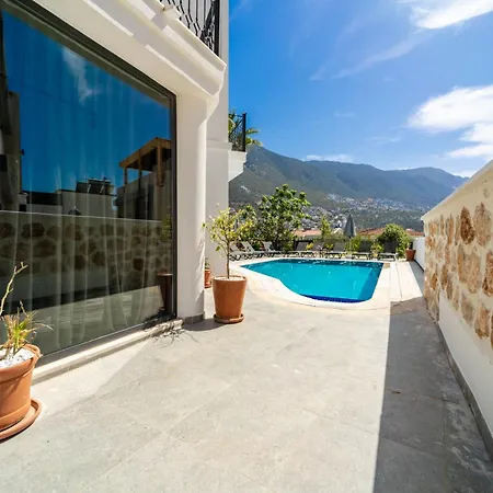 别墅 Spacious Centrally Located 4-Bedroom Villa With Sea Views And Pool Heating *