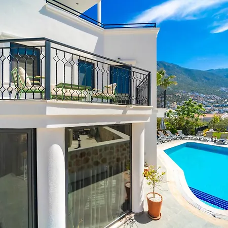 Spacious Centrally Located 4-Bedroom Villa With Sea Views And Pool Heating *