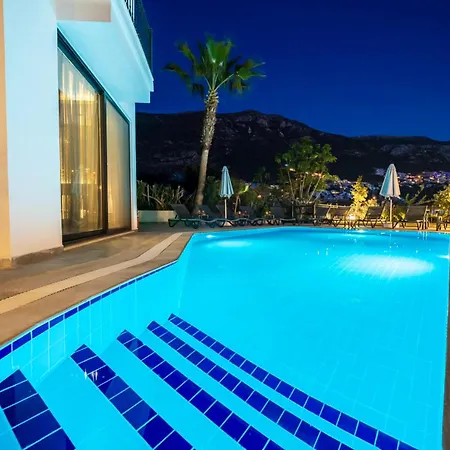 Spacious Centrally Located 4-Bedroom Villa With Sea Views And Pool Heating 别墅 *