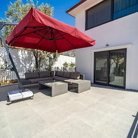 Spacious Centrally Located 4-Bedroom Villa With Sea Views And Pool Heating * 卡斯