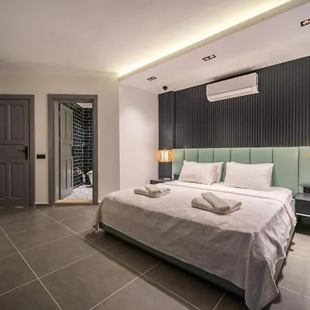Spacious Centrally Located 4-Bedroom Villa With Sea Views And Pool Heating 别墅 *