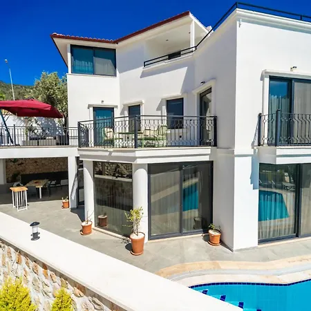 Spacious Centrally Located 4-Bedroom Villa With Sea Views And Pool Heating