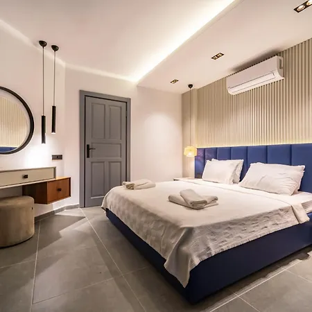 Spacious Centrally Located 4-Bedroom Villa With Sea Views And Pool Heating 别墅 *