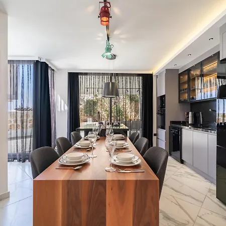 Spacious Centrally Located 4-Bedroom Villa With Sea Views And Pool Heating 别墅 卡斯