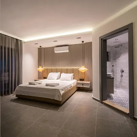 Spacious Centrally Located 4-Bedroom Villa With Sea Views And Pool Heating 卡斯