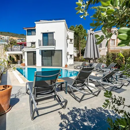 Spacious Centrally Located 4-Bedroom Villa With Sea Views And Pool Heating *