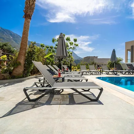Spacious Centrally Located 4-Bedroom Villa With Sea Views And Pool Heating 别墅 *