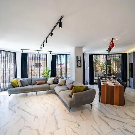 Spacious Centrally Located 4-Bedroom Villa With Sea Views And Pool Heating 别墅