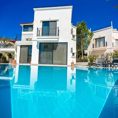 别墅 Spacious Centrally Located 4-Bedroom Villa With Sea Views And Pool Heating *