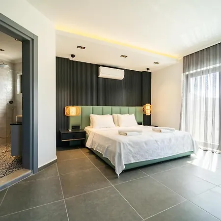 Spacious Centrally Located 4-Bedroom Villa With Sea Views And Pool Heating *