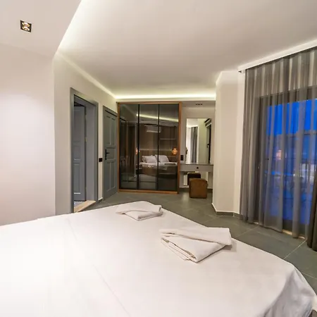 Spacious Centrally Located 4-Bedroom Villa With Sea Views And Pool Heating 别墅 *