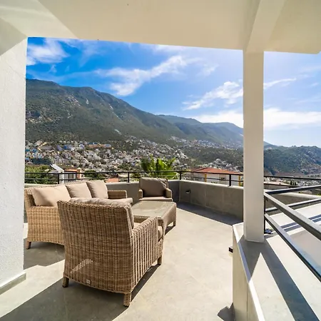 别墅 Spacious Centrally Located 4-Bedroom Villa With Sea Views And Pool Heating