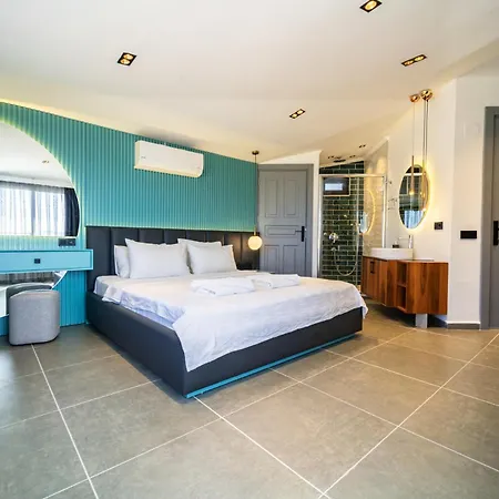 Spacious Centrally Located 4-Bedroom Villa With Sea Views And Pool Heating 卡斯