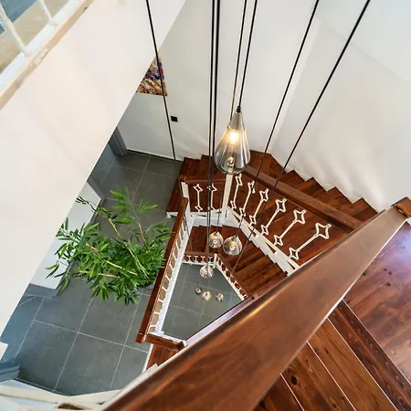Spacious Centrally Located 4-Bedroom Villa With Sea Views And Pool Heating 别墅