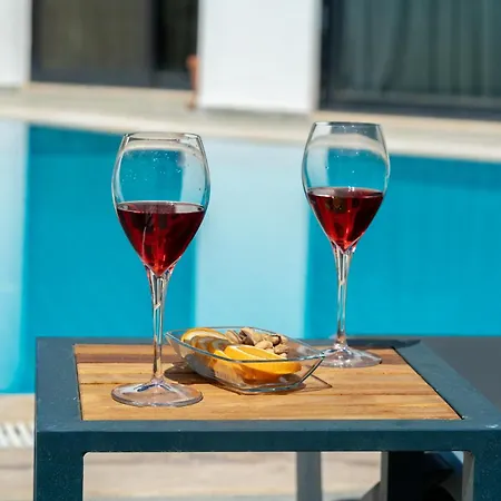 Spacious Centrally Located 4-Bedroom Villa With Sea Views And Pool Heating