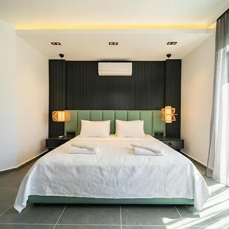 Spacious Centrally Located 4-Bedroom Villa With Sea Views And Pool Heating 卡斯