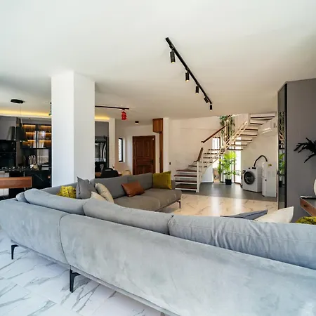 Spacious Centrally Located 4-Bedroom Villa With Sea Views And Pool Heating *