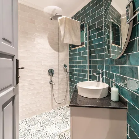 Spacious & Private 4-bedroom With Sea Views, Centrally Located Vila *