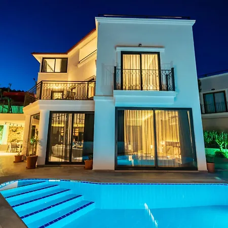 Villa Spacious Centrally Located 4-Bedroom Villa With Sea Views And Pool Heating Kaş