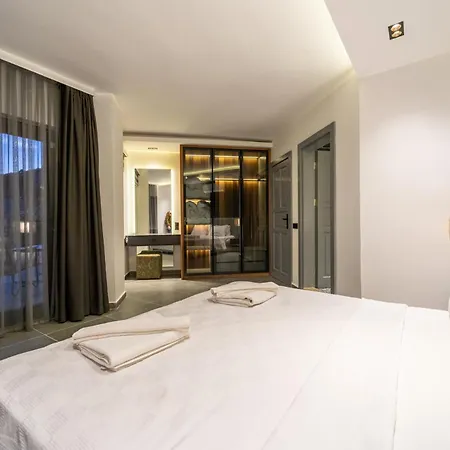 Spacious & Private 4-bedroom With Sea Views, Centrally Located Vila