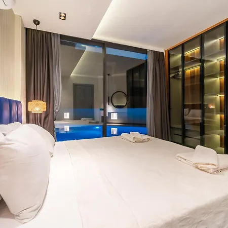 Spacious & Private 4-bedroom With Sea Views, Centrally Located *