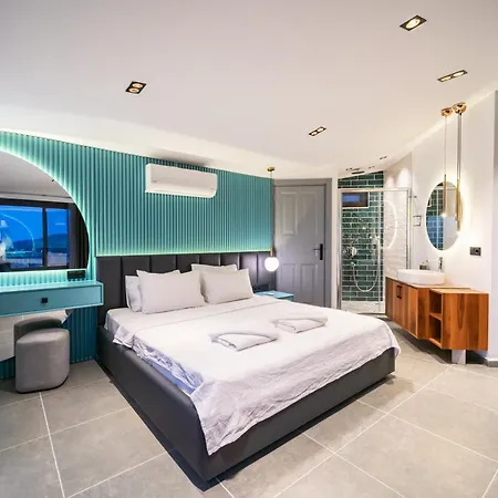 Villa Spacious Centrally Located 4-Bedroom Villa With Sea Views And Pool Heating *