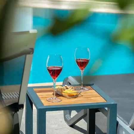 Vila Spacious & Private 4-bedroom With Sea Views, Centrally Located