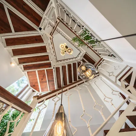 Vila Spacious & Private 4-bedroom With Sea Views, Centrally Located