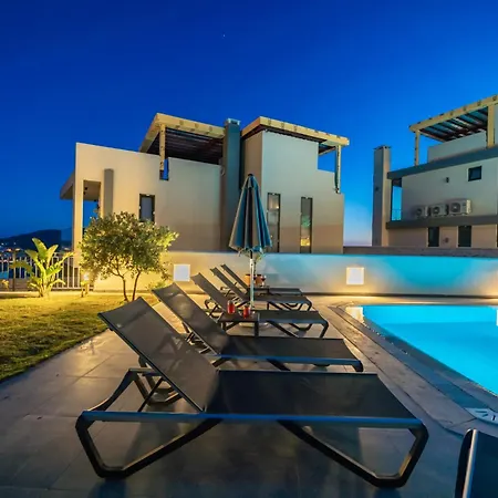 Spacious Centrally Located 4-Bedroom Villa With Sea Views And Pool Heating * Kaş