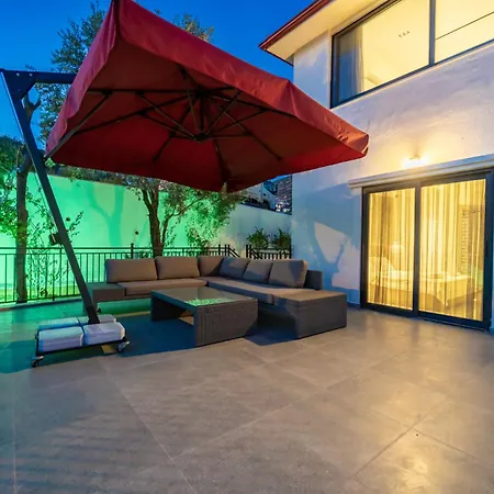 Villa Spacious Centrally Located 4-Bedroom Villa With Sea Views And Pool Heating