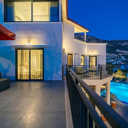 Villa Spacious Centrally Located 4-Bedroom Villa With Sea Views And Pool Heating *