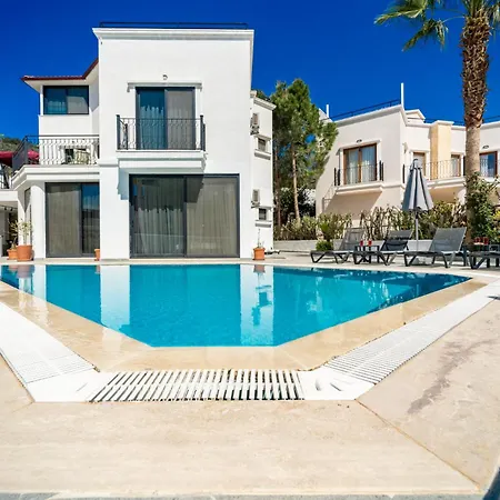 Spacious Centrally Located 4-Bedroom Villa With Sea Views And Pool Heating Villa Kaş