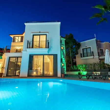 Spacious Centrally Located 4-Bedroom Villa With Sea Views And Pool Heating
