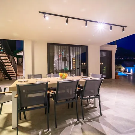 Spacious Centrally Located 4-Bedroom Villa With Sea Views And Pool Heating Kaş