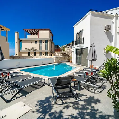 Spacious Centrally Located 4-Bedroom Villa With Sea Views And Pool Heating *