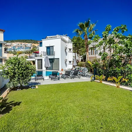 Villa Spacious Centrally Located 4-Bedroom Villa With Sea Views And Pool Heating