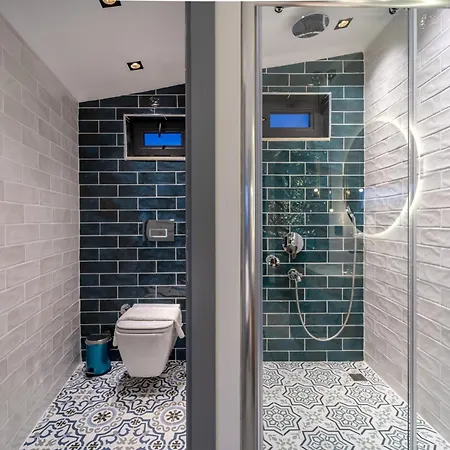 Spacious & Private 4-bedroom With Sea Views, Centrally Located Vilă