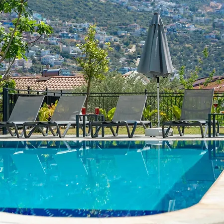 Villa Spacious Centrally Located 4-Bedroom Villa With Sea Views And Pool Heating *