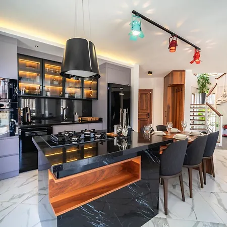 Spacious Centrally Located 4-Bedroom Villa With Sea Views And Pool Heating Kaş