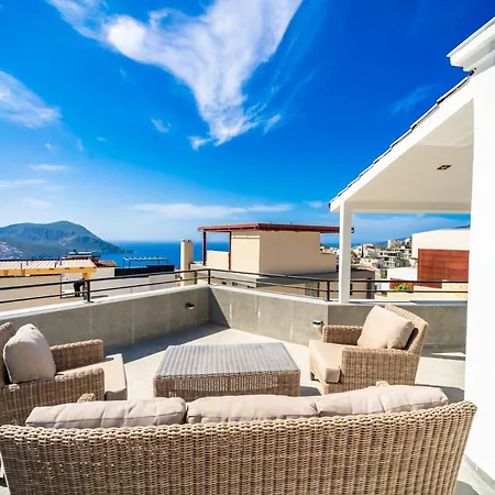 Spacious Centrally Located 4-Bedroom Villa With Sea Views And Pool Heating *